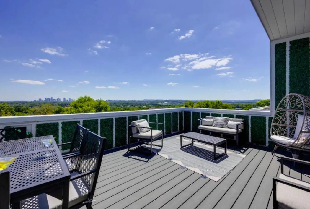Luxury Four-Story Home, Rooftop Deck With Views, Pingpong! Sleeps 12! Nashville