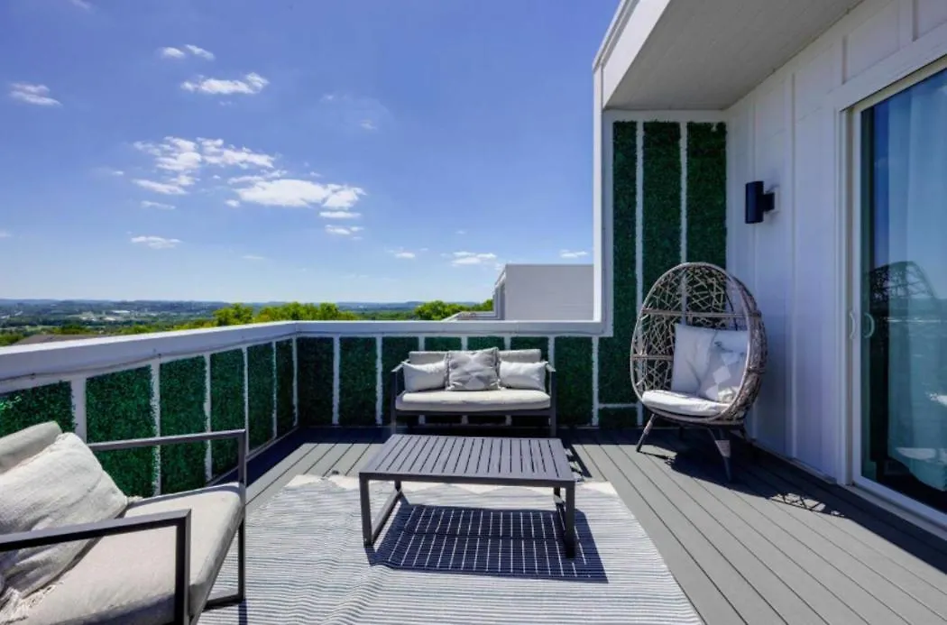 Luxury Four-Story Home, Rooftop Deck With Views, Pingpong! Sleeps 12! Nashville Holiday home